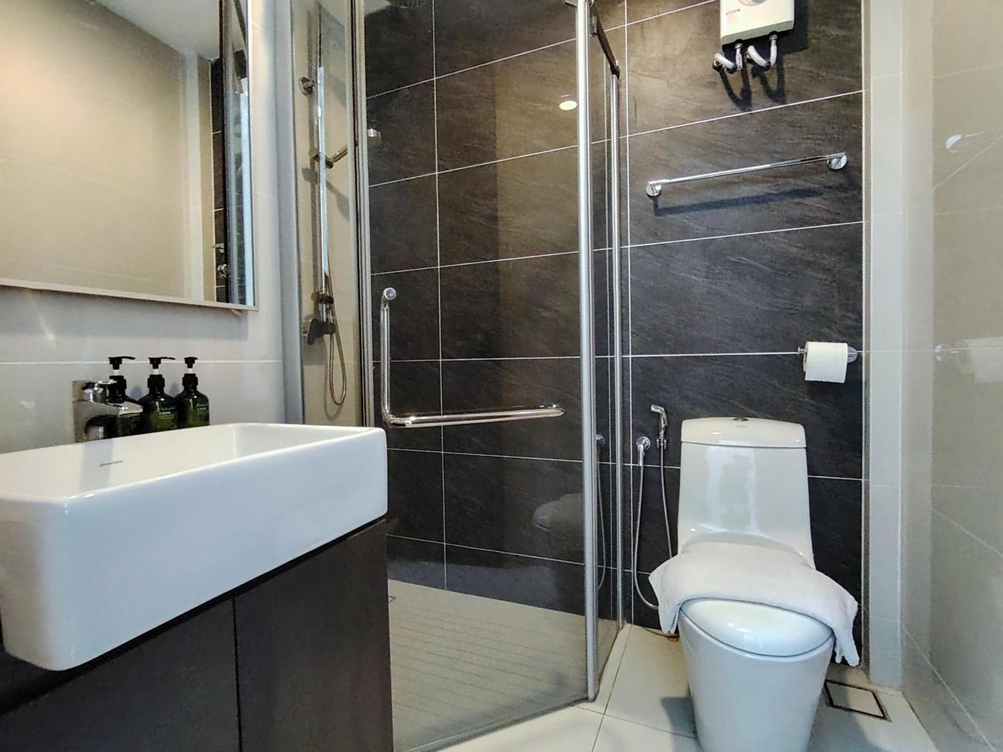 Deluxe 3 Bed 3 Bath Apartment *