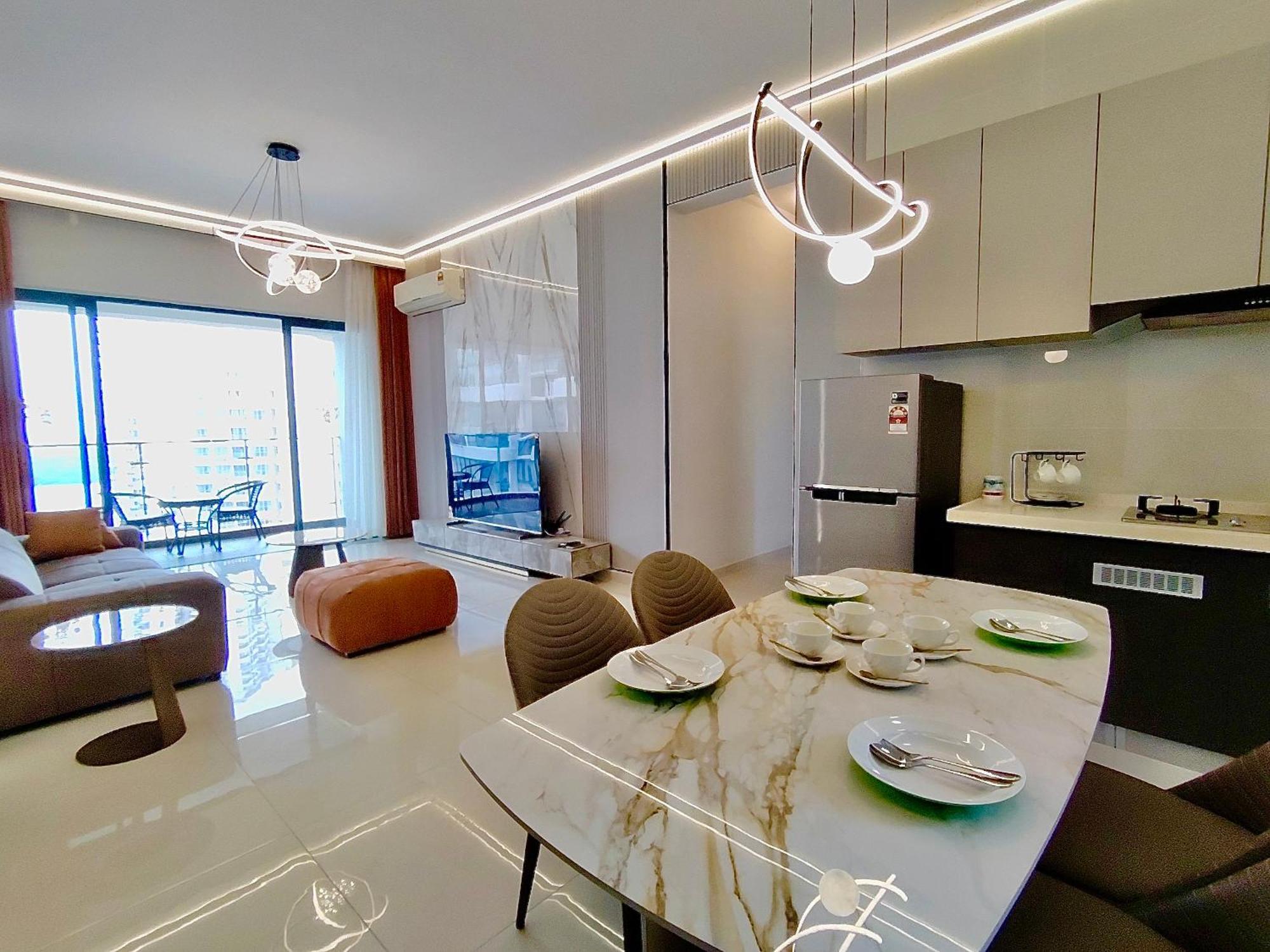 Deluxe 3 Bed 3 Bath Apartment *